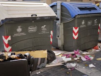 Contenedores desbordados por la basura en Valencia. 