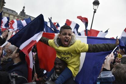 Los partidarios de Emmanuel Macron muestran su alegría tras el triunfo de su lider.