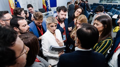 La vicepresidenta segunda y ministra de Trabajo y Economía Social, Yolanda Díaz, atiende a los medios de comunicación tras una rueda de prensa tras el Consejo de Ministros, en el Complejo de la Moncloa, a 4 de enero de 2025, en Madrid (España)