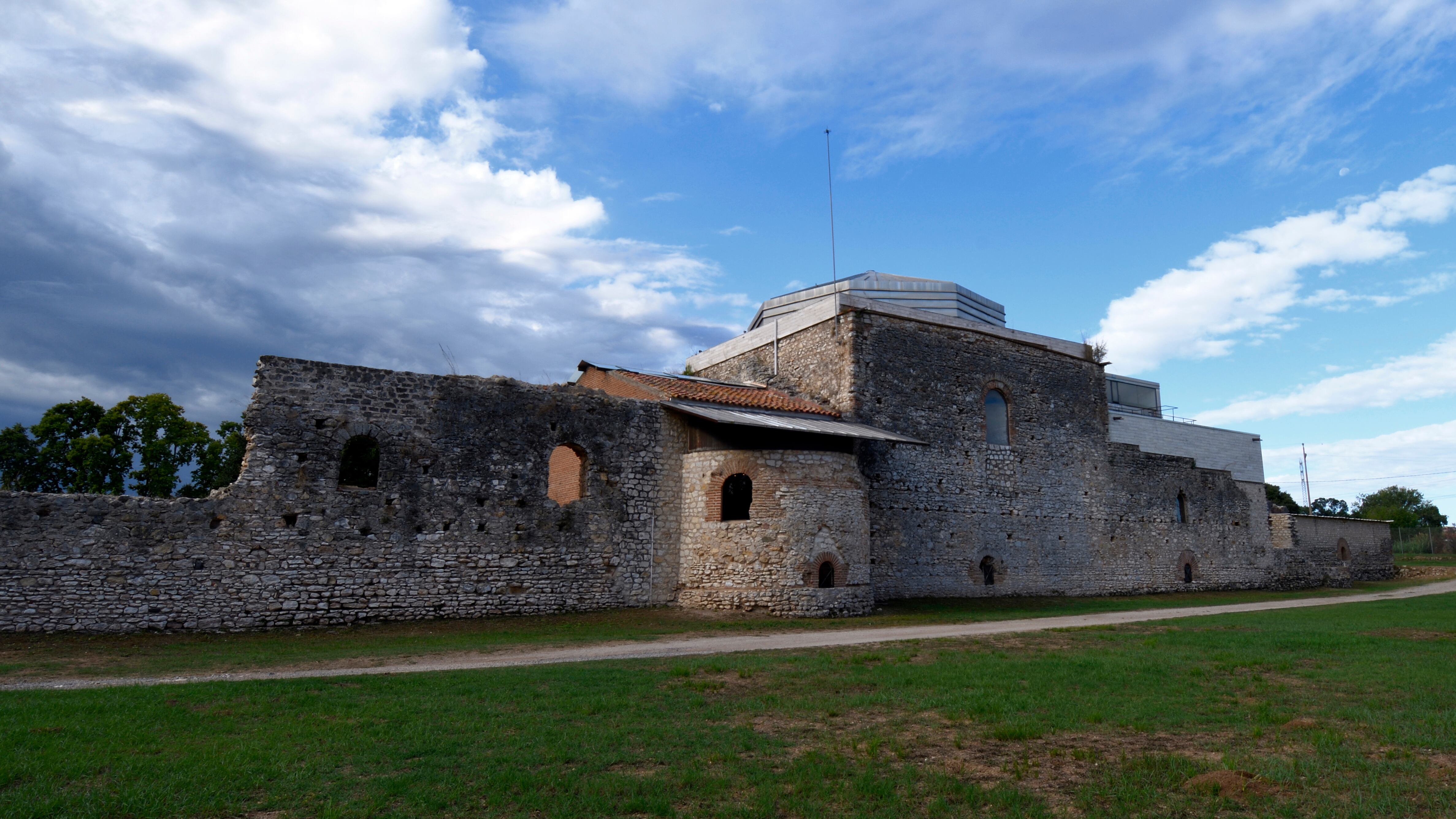 El comandante Asterius y sus soldados se acercan al conjunto arqueológico romano de Centcelles