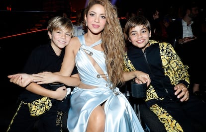 Sasha Piqué, Shakira y Milan Piqué. La cantante estuvo acompañada de sus hijos durante toda la gala.