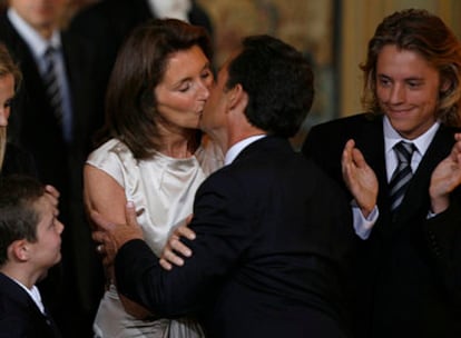 Nicolas Sarkozy besa a su esposa, Cécilia, mientras sus hijos Louis (izquierda) y Pierre contemplan la escena.