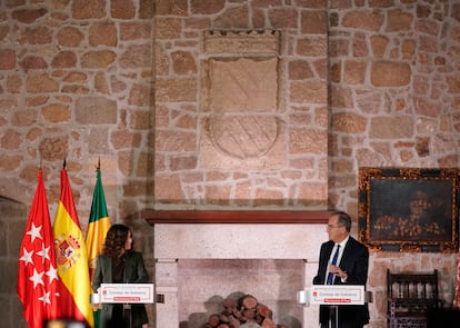 La presidenta de la Comunidad de Madrid, Isabel Díaz Ayuso, y el vicepresidente y consejero de Educación y Universidades, Enrique Ossorio.