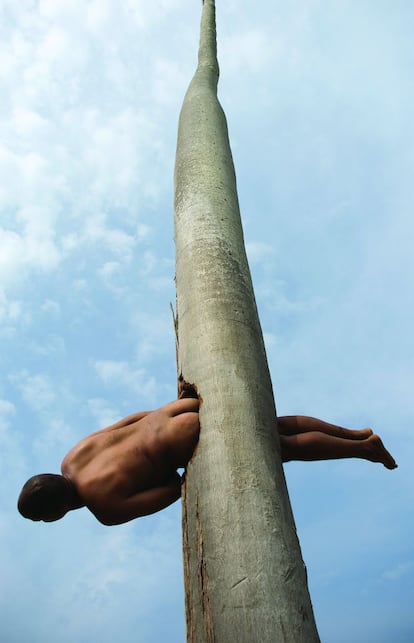 ‘La patria reclama pudor’ (The homeland demands modesty), a 2010 image by Guibert Rosales, one of the most recent photographers mentioned in Acosta’s book.