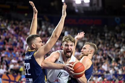 Sabonis, entre los bosnios Sulejmanovic y Musa.