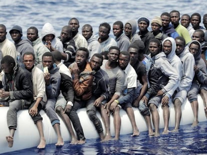 Migrantes en un bote inflable frente a las costas de Libia, en junio de 2016.