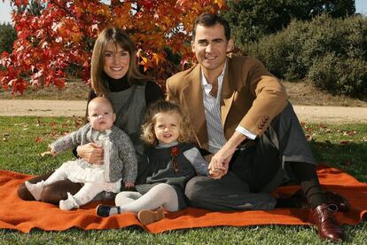 2007. Don Felipe y Doña Letizia eligieron una imagen en la que posaban, sentados en una manta de color naranja, en los jardines que rodean el palacio de la Zarzuela.