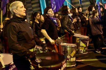 Miles de personas participan este lunes en Bilbao en la manifestación convocada por el Movimiento Feminista de Euskal Herria.