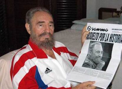 Fidel Castro, con un ejemplar del diario <i>Granma</i> en su primera imagen pública, en agosto de 2006, después de ser operado.
