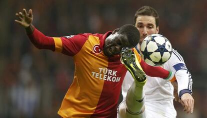 Higuaín golpea la cabeza de Eboue al disputarle el balón. 