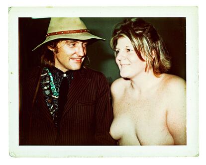 Denis Hopper sonríe a una Brigid Berlin medio desnuda