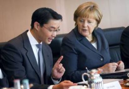 La canciller alemana, Angela Merkel (d), conversa con el ministro de Economía y vicecanciller alemán, Philipp Rösler, en Berlín. EFE/Archivo