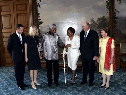 Con Haakon y Mette Marit y los Reyes de Noruega en 2005.