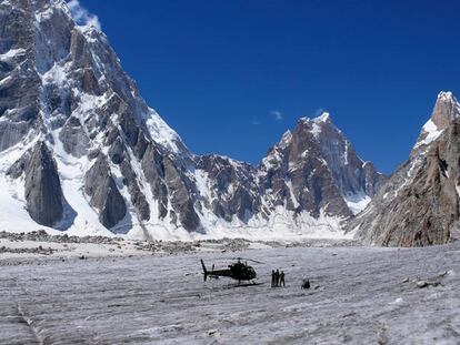 Vista desde el norte del collado del Latok II, en Pakistán, donde quedó Óscar Pérez (arriba), con una pierna y un brazo rotos.