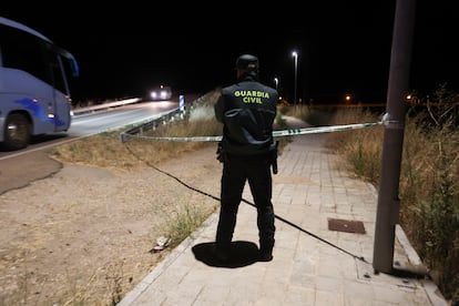 Agentes de la Guardia Civil en el lugar del suceso, este lunes en Moriscos (Salamanca).