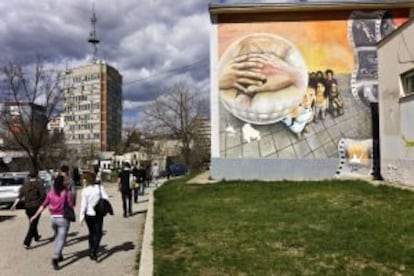 Un grafiti en la facultad de filosofía de la Universidad de Pristina, en Kosovo.