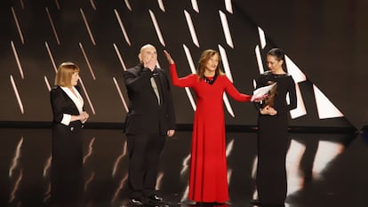 La actriz Eulalia Ramón, viuda del director fallecido ayer, Carlos Saura, y sus hijos Carlos y Anna, recogen, de la mano de Carmen Maura, el Goya de Honor durante la gala. 