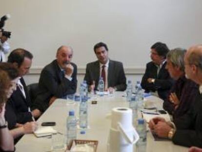 Fotografía cedida por la Presidencia de Argentina, del jefe de gabinete argentino, Jorge Capitanich (c), junto al ministro de Trabajo, Carlos Tomada (c-i), reunidos con los dirigentes de los sindicatos de educadores en Buenos Aires.