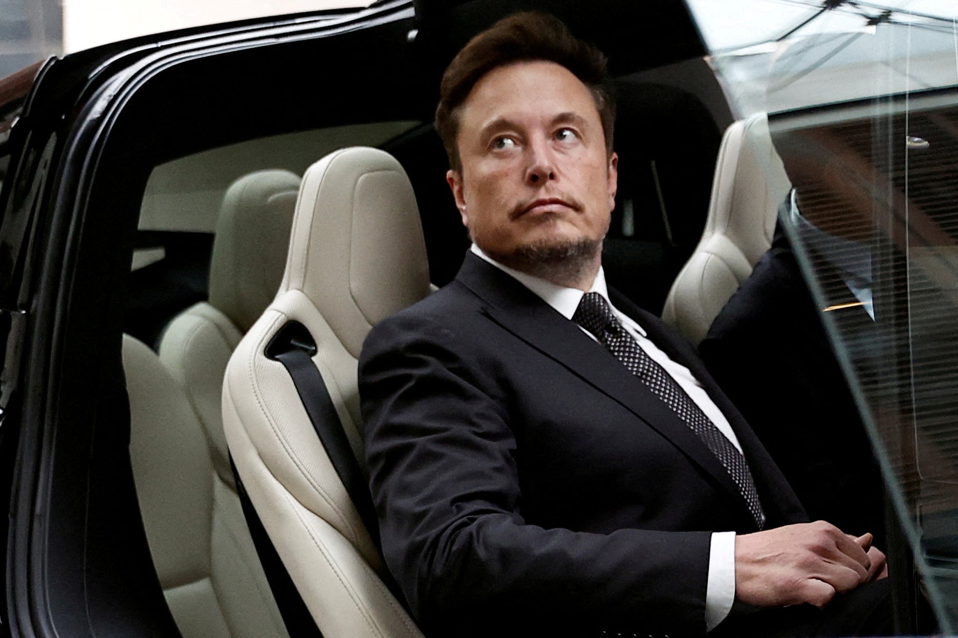 Elon Musk, en un Tesla, en Pekín en 2023.