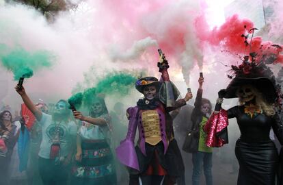 Um grupo de pessoas durante o desfile de La Catrina, no dia 22 de outubro na Cidade de México. A caveira Catrina, originalmente 'Cavalera Garbancera', criada por José Guadalupe, é atualmente a imagem mais representativa do Dia dos Mortos, uma festividade indígena mexicana que honra aos ancestrais durante os dias 1 e 2 de novembro.