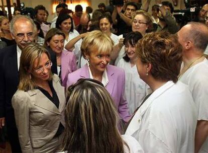 Carme Chacón y María Teresa Fernández de la Vega departen con profesionales del centro.