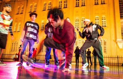 Dançarinos de break no tablado de dança instalado em frente ao Mosteiro de São Bento.