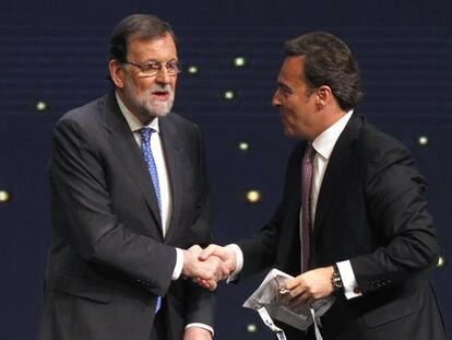 El presidente del Gobierno, Mariano Rajoy, y el presidente de El Corte Inglés, Dimas Gimeno, en el World Retail Congress 