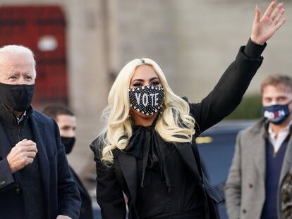 El candidato presidencial demócrata de EE UU, Joe Biden, junto a Lady Gaga en Pittsburgh, Pensilvania, en noviembre.