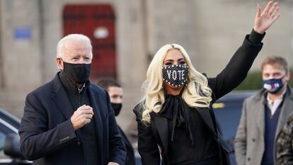 El candidato presidencial demócrata de EE UU, Joe Biden, junto a Lady Gaga en Pittsburgh, Pensilvania, en noviembre.