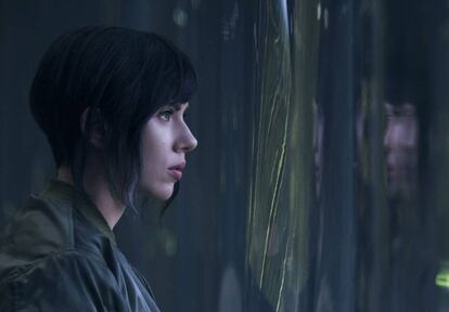 Scarlett Johansson en una imagen de la película 'Ghost in the Shell'.