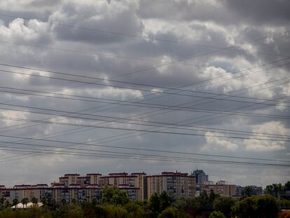 Tendido eléctrico cerca de un barrio de Sevilla.