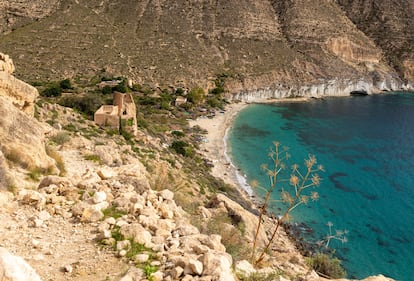 Vista de la cala de San Pedro y el castillo semiderruido junto al Mediterráneo.