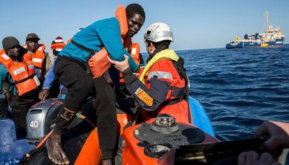 Un grupo de migrantes son rescatados en el Mediterráneo central frente a la costa libia, el 19 de enero.