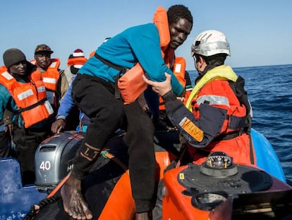 Un grupo de migrantes son rescatados en el Mediterráneo central frente a la costa libia, el 19 de enero.