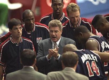 Chuck Daly, rodeado por John Stockton, Craig Drexler, Karl Malone, Larry Bird, Scottie Pippen, Magic Johnson y Charles Barkley, miembros del <i>dream team</i> que arrasó en los Juegos de Barcelona.
