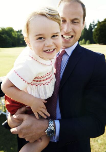 Para celebrar los dos años del príncipe Jorge, el palacio de Kensington ha difundido este martes una nueva imagen del pequeño junto a su padre. Su fiesta de cumpleaños -a diferencia de su primer aniversario- será una celebración íntima, organizada por su madre (los padres de Kate tienen una empresa que organiza fiestas), y a la que no podrán acudir ni el príncipe Carlos ni la reina Isabel por compromisos laborales.