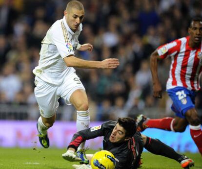 Courtois comete penalti sobre Benzema.