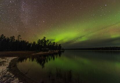 Los lagos son excelentes lugares para ver las auroras. Este es el de Inari.