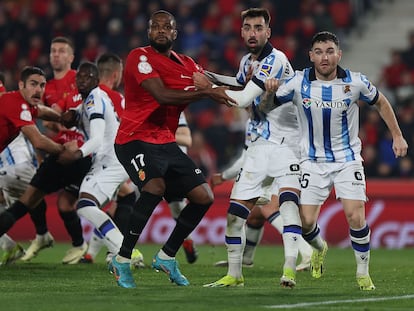 Varios jugadores del Mallorca y la Real Sociedad pugnan por recibir el balón, en el partido de semifinales de ida de la Copa del Rey