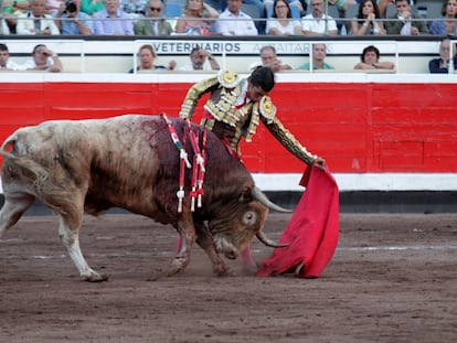 Ángel Téllez torea al natural ante el sexto de la tarde.