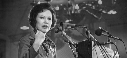 Rosalyn Carter durante uma entrevista coletiva em Denver.