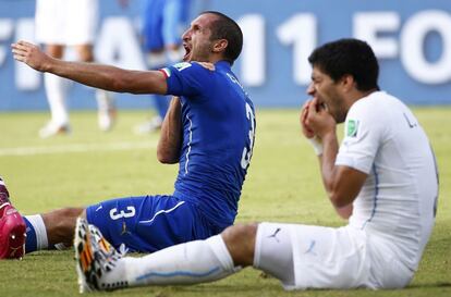 El jugador uruguayo Luis Suárez (drcha.) se toca los dientes momentos después de haber mordido al defensa italiano Chiellini, en un partido de la fase de grupos del Mundial de Brasil 2014. El delantero, que ya había mordido otras dos veces en los terrenos de juego, fue sancionado por la FIFA a cuatro meses sin ninguna actividad deportiva.