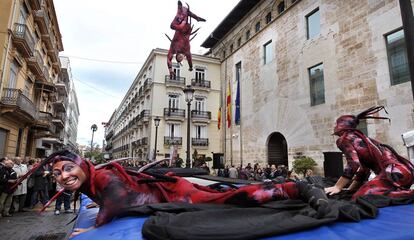 El Palau dels Borja, sede de las Cortes Valencianas, con un espectáculo a las puertas en una imagen de archivo.