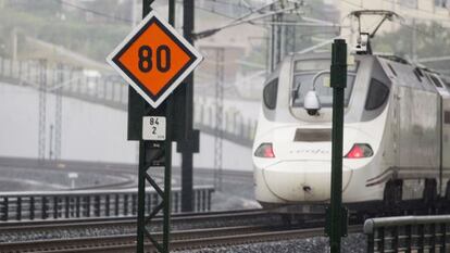 Señal de limitación de velocidad instalada en Angrois tras el accidente