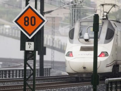 Señal de limitación de velocidad instalada en Angrois tras el accidente