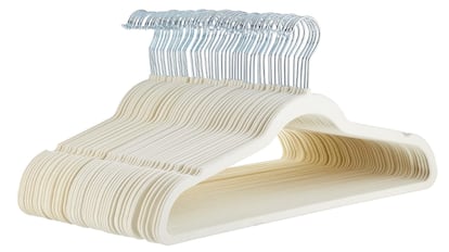 Vista de las perchas para colgar la ropa con descuento en Amazon.