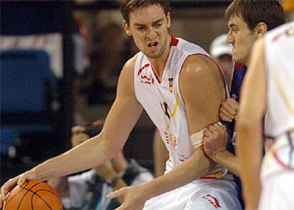 Gasol defiende el balón durante el encuentro frente a Serbia.