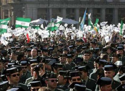 Manifestación de guardias civiles uniformados en la plaza Mayor de Madrid el 20 de enero pasado.