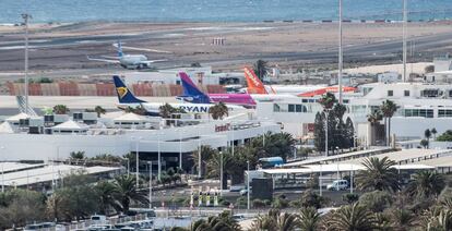 Varios aviones estacionados tras aterrizar en el aeropuerto César Manrique de Lanzarote