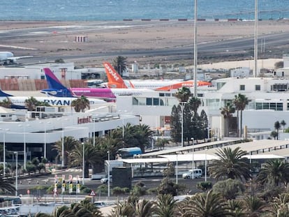 Varios aviones estacionados tras aterrizar en el aeropuerto César Manrique de Lanzarote